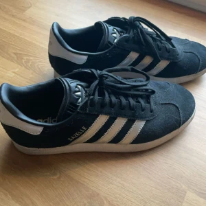 Svarta Adidas Gazelle sneakers - Snygga svarta Adidas Gazelle sneakers. Dem är i jättebra skick då de endast är använda fåtal gånger💕