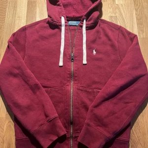 Ralph Lauren full zip  - Säljer denna extremt schyssta vintage Ralph Lauren full zip i burgundy. Tröjan är i storlek S men passar lite mindre. Cond 9/10 inga flaws! Som vanligt, snabba och smidiga deals prioriteras!🤝