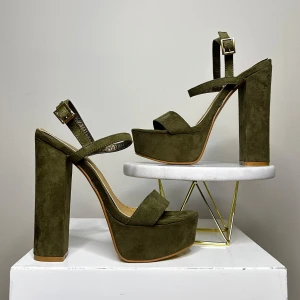 Olivgröna platåsandaler med klack från Marypaz - Olivgröna sandaler med hög platå och bred klack från Marypaz. Tillverkade i mocka med justerbara remmar och spänne runt ankeln. 