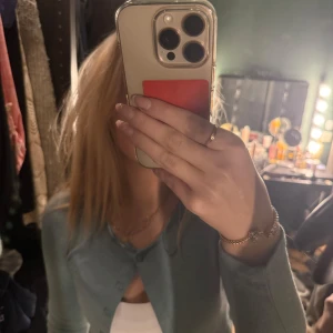 turkos kofta med knappar - Söt kofta från Zara 💕Säljer då den inte kommer till användning, den har små hål i armhålorna, så det är inget som syns så mycket och eftersom hålen är precis vid sömmen är de även lätt att sy igen det om man skulle vilja 💕💕