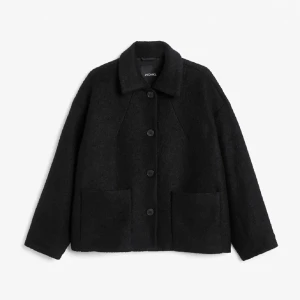 Svart kappa från Monki - Snygg svart kappa från Monki i storlek xs, de är ett litet hål på insidan i armhålan men det är Inger som syns när den är på💕