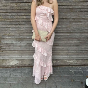 Ljusrosa balklänning - Säljer min finaste klänning som jag hade på min bal🥹🎀Så fin och perfekt till bal, bröllop eller andra fina tillfällen. Använd en gång och inga defekter alls. Storlek 36 men sitter som en 34 då bohoo har små storlekar. Skriv om ni har frågor! Köpte den för 1000, kan dock tänka mig sänka priset vid snabbt köp💗