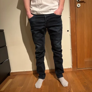 Mörkblå jeans från G-Star RAW - Snygga mörkblå jeans från G-Star RAW i modellen 3301 Straight Tapered. Modellen är 183cm och bör storleken 33W/32L. Hör av dig vid fråga. 