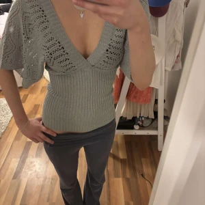 Blå/Grå stickad topp - Helt perfekt grå/blå stickad topp! Finns ingen lapp men passar xs-s💗