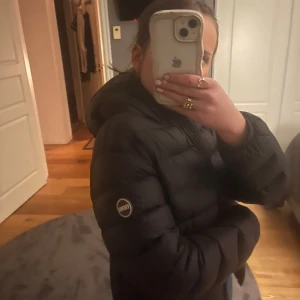 Svart dunjacka från Colmar - Säljer en svart dunjacka från colmar i bra skick, min bror har använt den i vinter men säljer då den blivit för liten, bara att fråga om ni undrar något!!💕💕166 cm/14 år