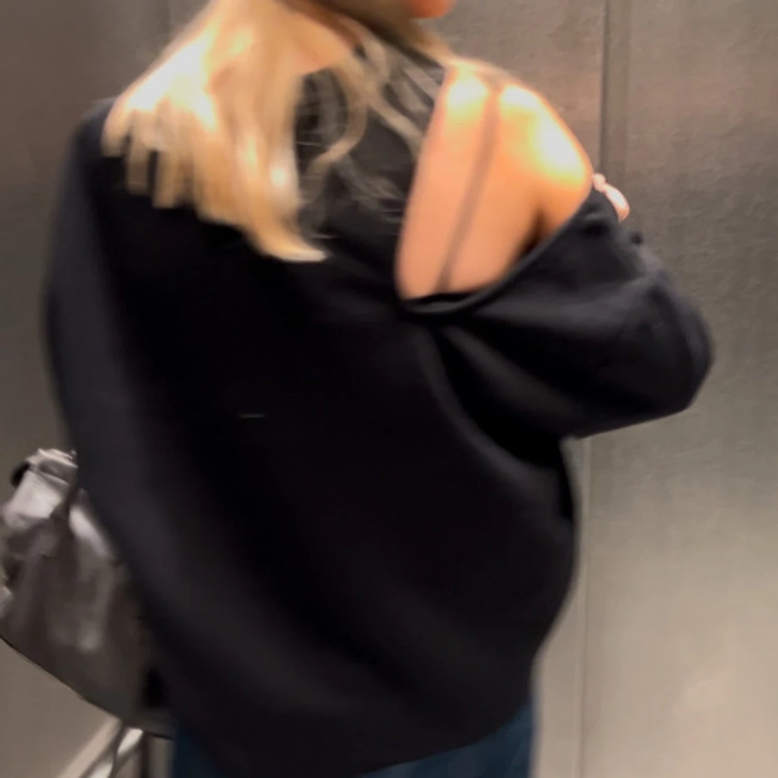 Svart tröja med cut out - 1