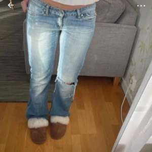  Lågmidjade utsvängda Blå jeans med hål - Snygga blå jeans med hål på knät, låg midja och bootcut modell! midjemått 38 och innerbenslängden är 78! kan gå ner i pris vid snabb affär💕💕