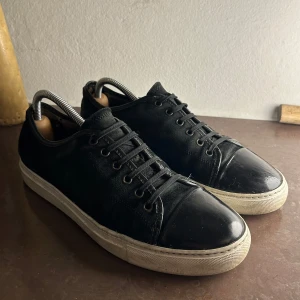 Svarta Lanvin Captoe  - Säljer dessa feta Lanvins. Mer än sulan inte och yttre är de in fantastiskt skick. De är svarta och har inte använts länge. Några fläckar på sidorna, men borde gå bort om man tvättar skorna. Box ingår inte därmed priset. Vid ytterligare frågor, skicka DM 📩