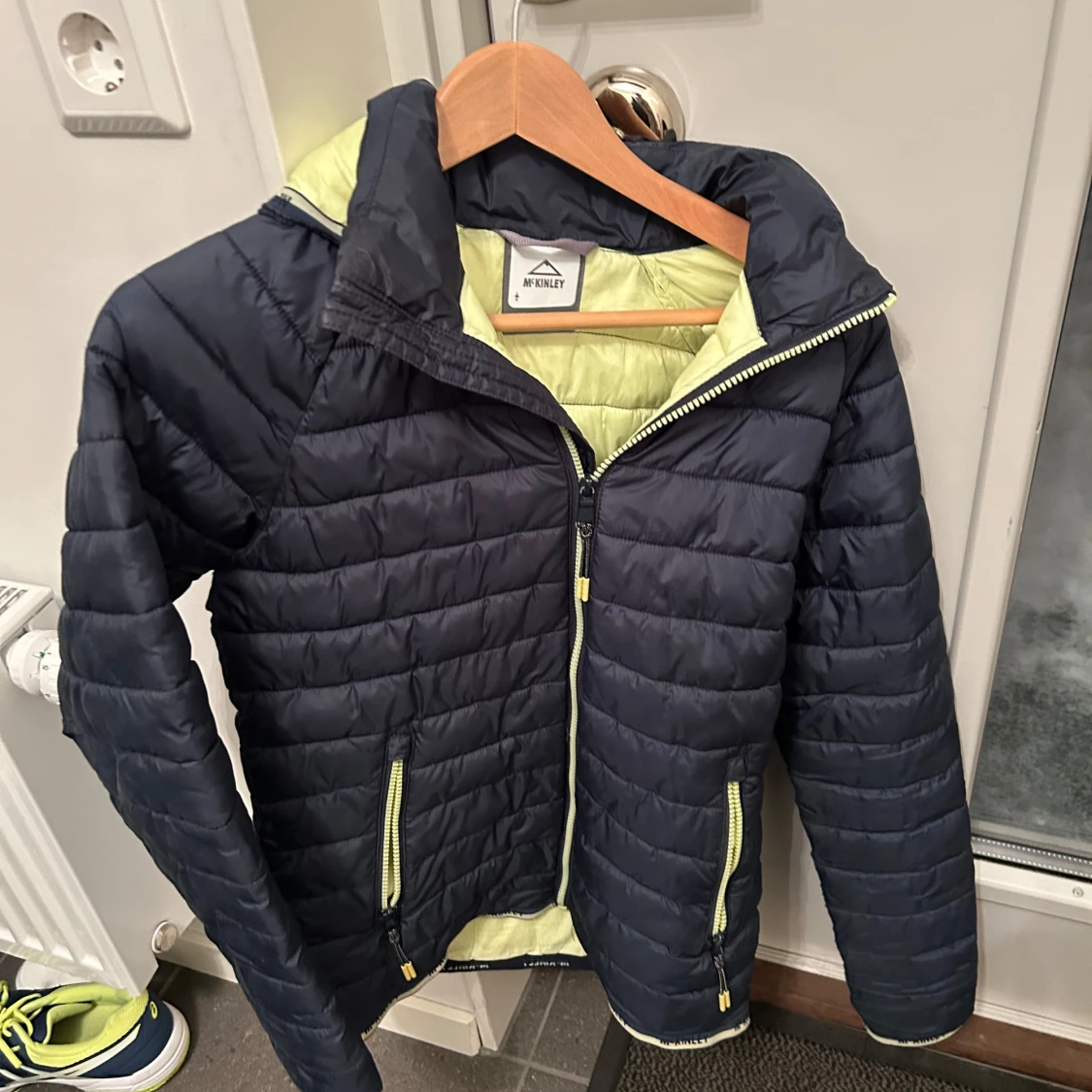 Svart och grön pufferjacka från McKinley