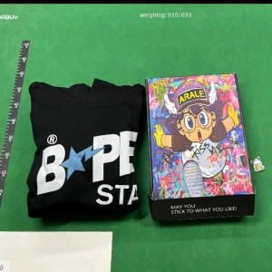 Svart hoodie från BAPE - Säljer en svart hoodie från BAPE. Den är köpt från pandabuy men kvaliten är sjukt bra. dm för mer info! 