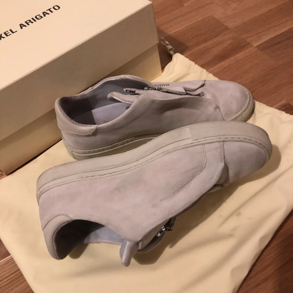 Beiga sneakers från Axel Arigato - 2