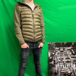 Parajumpers cardigan  - Säljer en olivgrön jacka från Parajumpers med quiltad design och dragkedja. Jackan har långa ärmar och en broderad logga på ärmen. Perfekt för höst och vår! Small passar även Medium, det är 4 st hål i ryggen bild 4