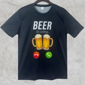 Svart t-shirt med ölmotiv - Säljer en svart t-shirt med tryck av två ölglas och texten 'Beer is calling...'. Perfekt för avslappnade tillfällen. T-shirten har korta ärmar och är gjord i ett mjukt material.