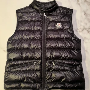 Moncler GUI väst  - Säljer nu min moncler väst då den inte används. Knappt använd så skick 9-10. Storlek 1 som motsvarar S. Äkta 