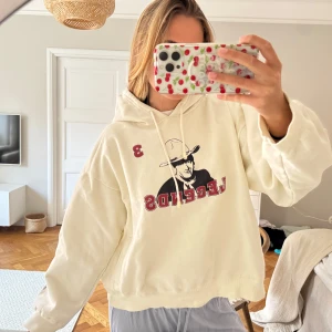 Snygg hoodie -  Säljer den så snygga hoodie perfekt till afterskin🎀🤭🤭🤩🤩