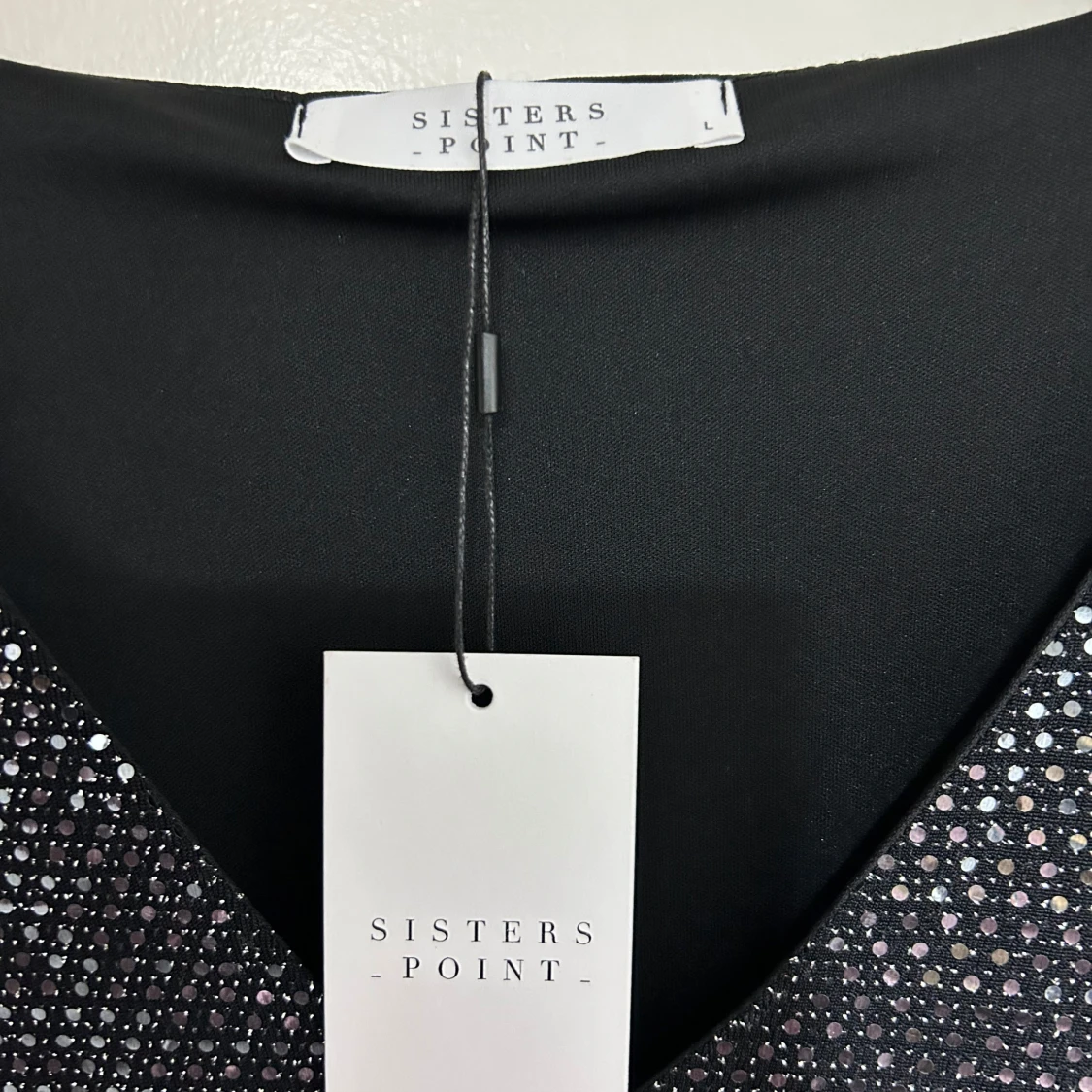 Glittrig klänning från Sisters Point XL i storleken 