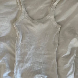 Vitt ribbat linne - Fint linne från Gina tricot, endast använd ett fåtal gånger💕