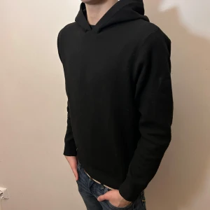 STICKAD TRÖJA JACK & JONES - Tja! Säljer en skit snygg svart hoodie från Jack & Jones | skick 10/10 nästintill ny | Hör av dig vid några funderingar eller frågor 🙌