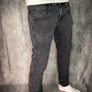 Replay anbass slim jeans  - Replay anbass i Fint skick. Size 30/32 men sitter som 29/32, person på bild är 180 63 kg och det är väldigt tight i midjan. Följare får 50 kr rabbat