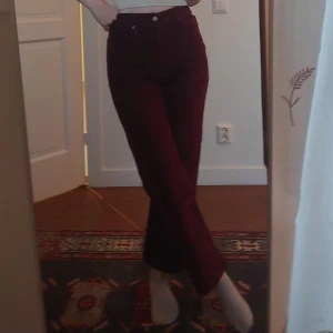 Levi's Vinröda manchesterbyxor - Snygga Levi's vinröda manchesterbyxor med hög midja och rak passform. Deras ribcage straight modell, w27. Säljer pga de är lite korta för mig