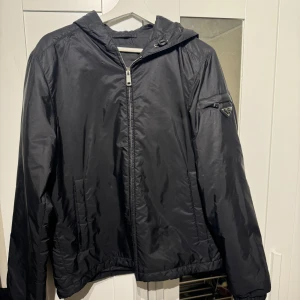  Prada Nylon Jacka - prada re nylon lätt dunjacka size L 