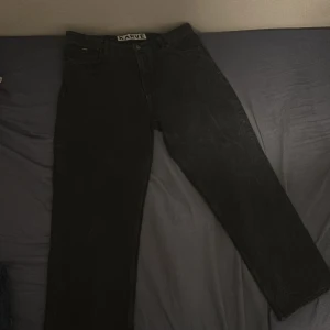 Svarta baggy jeans från Karve - Snygga svarta baggy jeans 