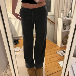 Grå mjukisbyxor med snörning - Lågmidjade mjukisbyxor från brandymeville🙌🙌 