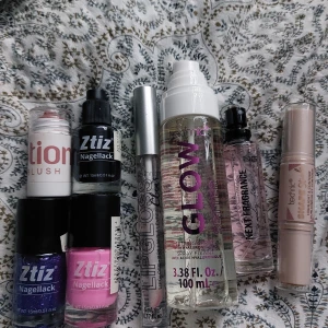 Sminkset med nagellack, blush, parfym, contour stick, setting spray - Ett sminkset som inkluderar ett läppglans i silverhylsa, en glow setting spray med hyaluronsyra och en shape stick för konturering. Oanvänt eller endast testat.