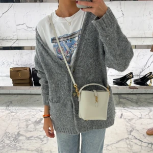 Stickad kofta - Grå stickad kofta!💕med två fickor på framsidan och knappar!