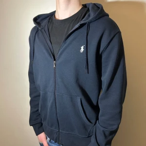 POLO RALPH LAUREN ZIP UP - Säljer en Polo Ralph Lauren i färgen marin blå. Storlek Large.  Nypris 2300 kr, Jag säljer den för 1100 kr.  Den är knappt använd, Skriv om du har några du funderingar!