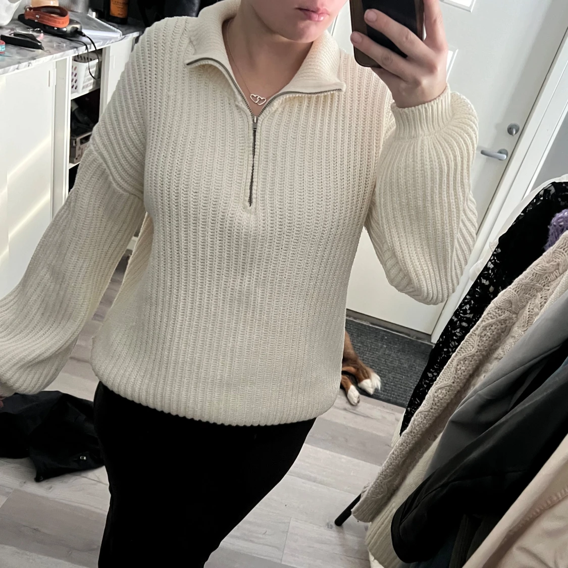 Vit stickad tröja med dragkedja