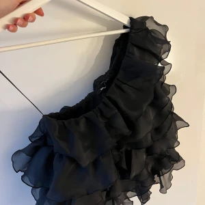 Topp  - Svart topp från Gina med prislapp kvar! Endast testad 