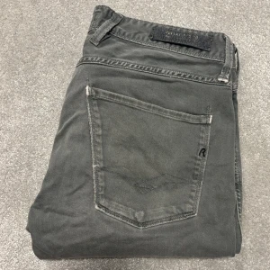 Replay Anbass jeans - Tja! Säljer dessa grå replay anbass jeans (slimfit)! Jeansen är i bra skick men släpper de ändå för steal! Size 32/34. Skriv vid funderingar, inga bud på dessa då de redan är så sjukt billiga🙌