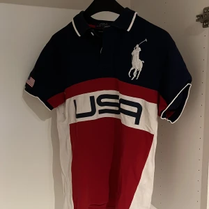 Chief keef polo - Tjena! Säljer denna feta chief keef polon. Storlek S och den är inte jätte Slim fit med de står de ändå. Pris kan diskuteras vid snabb affär! Skriv om du har någon fråga!🔥