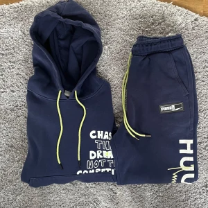 Puma tracksuit - Fet Puma tracksuit i mörblå färg och har storleken XS. Helt felfri och sälj till ett bra pris.