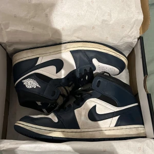 Air Jordan 1 Mid Armory Navy - Säljer dessa skor då de inte kommer till användning. Skorna har inga defekter och är knappast använda. De är köpta ifrån restock och kan säkert hitta kvitto på mail ifall de önskas. Ifall de önskas så kan jag skicka fler bilder samt mer info. Orginal låda finns och de är både orginal sulor och snören.