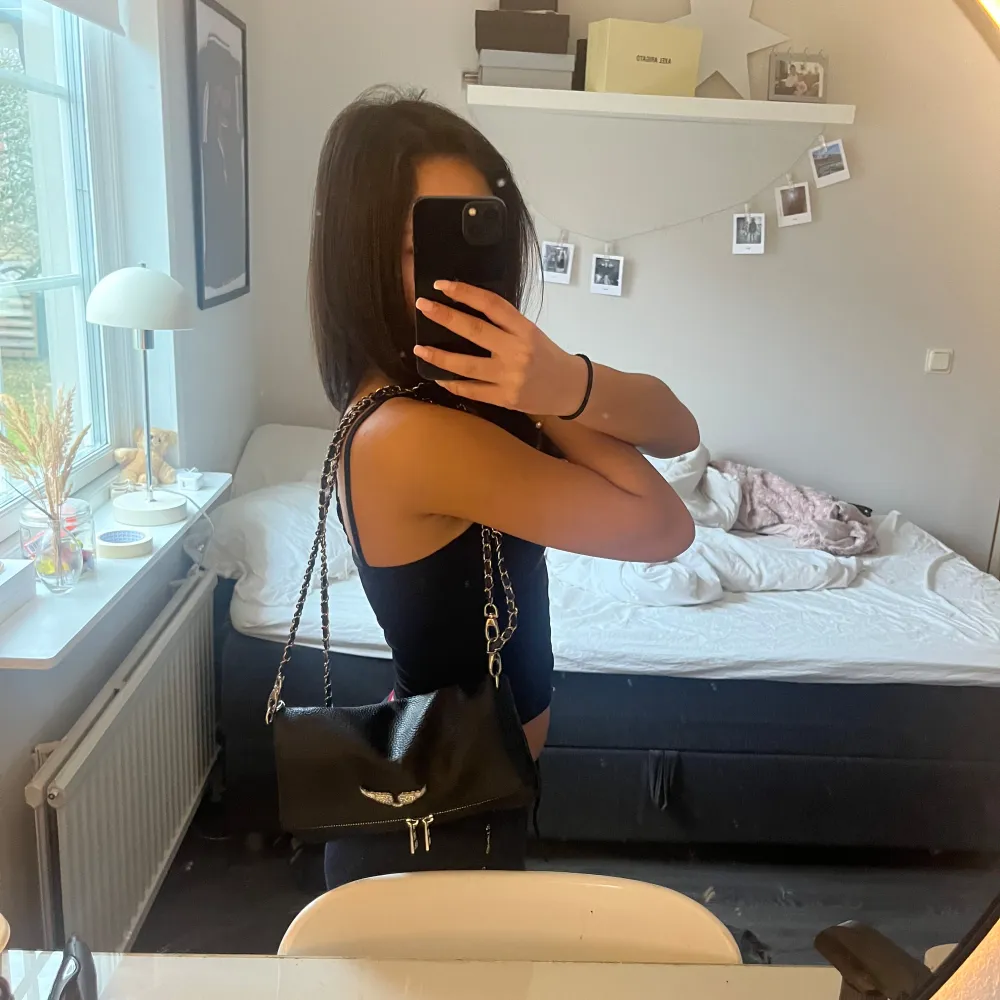 Jätte fin väska från zadig Voltaire i mellan storlek säljer då den inte kommer till användning bra skick men lite rost längst upp på bandet inget som syns dustbag tillkommer ❤️. Laukut & Käsilaukut.