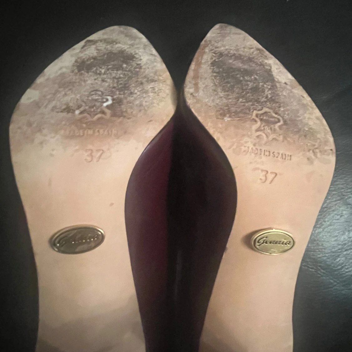 Vinröda pumps från Gennia - 3