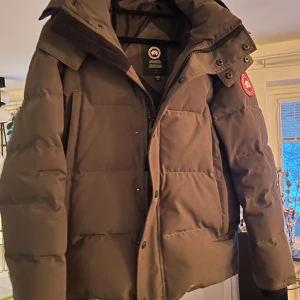 Grå Canada Goose Wyndham  - En grå Canada goose Wyndham i storlek s som är i bra skick.