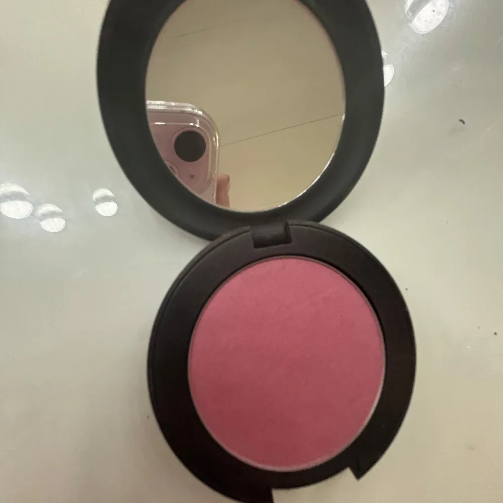Säljer en IsaDora Perfect Blush i nyansen 07 Cool Pink. Denna rouge har en mjuk rosa ton som är super vacker💞 säljer för har super många blushs den är helt ny har bara öppnat förpackning💞. Beauty.