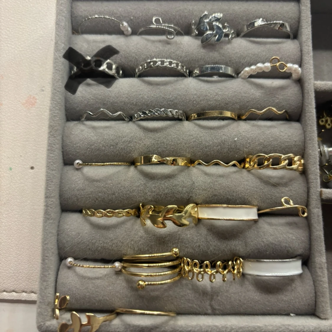 Set med silver- och guldfärgade ringar