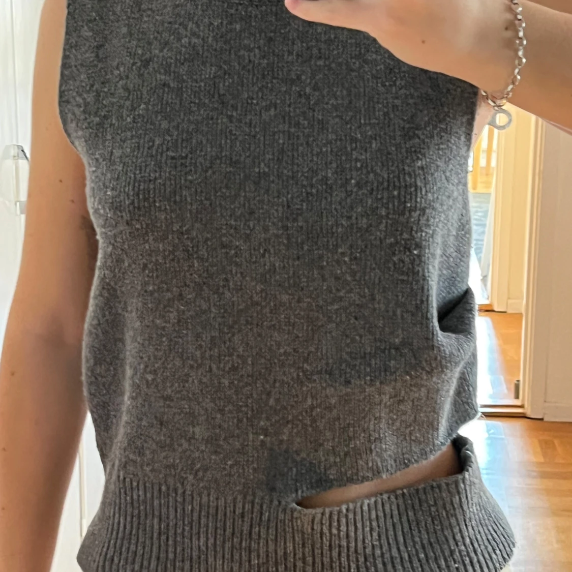 Stickad grå ärmlös topp med asymmetrisk design - 2