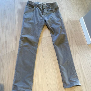 Jacob Cohen Bard - Bard Jeans i storlek 32. Modell är 185cm, väger 70kg.