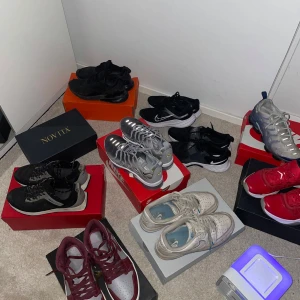 Samling av sneakers från olika märken - En samling av sneakers i olika färger och stilar. Inkluderar Nike och andra märken. Färgerna varierar från svart, grått, rött till vitt. Perfekt för sneaker-entusiaster som letar efter variation. Alla olika storlekar, skriv vilken ni vill ha och kom med prisförslag,