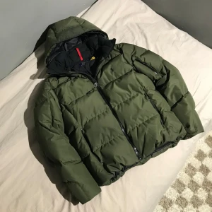 Ralph Lauren Jacka | Oliv Grön - Unik jacka från Polo Ralph Lauren som kommer definitivt hålla dig varm under vintern. Finns små detaljer över hela jackan, går enkelt att spänna åt midjan med snören i fickorna och luvan går även av. .  ✅Kvitto finns ✅. Inga skador på jackan. Pris ej hugget i sten 🪨 