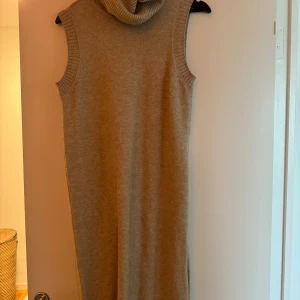 Flera olika stickade klänningar - Säljer mina fina stickade klänningar Perfekt för kyliga dagar och ger en stilren look. Passar bra till både vardag och mer uppklädda tillfällen.