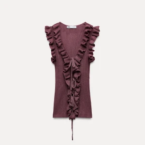 Vinröd ribbad topp från Zara - Säljer super gullig topp från Zara som är slutsåld, endast testad med prislappen kvar! Nypris 329 kr