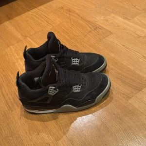 Air Jordan 4 Black Canvas - Snygga Jordan 4s som kostar ungefär 4000kr nya. Dessa är dock i väldigt bra skick och passar till de mesta outfitsen. De är inte bara snygga utan är väldigt sköna att använda. Finns även bevis på att skorna är äkta. Pris går att diskuteras