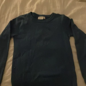 Blå tröja från VILA - Säljer en snygg blå tröja från VILA. Tröjan har en klassisk rund halsringning och är långärmad, perfekt för kyligare dagar. Den är tillverkad i ett mjukt material som känns skönt mot huden.