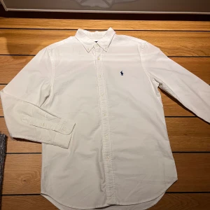 Ralph Lauren skjorta - Säljer en vit Ralph Lauren skjorta i nyskick. Skjortan är i storlek S. Tveka inte på att höra av dig!